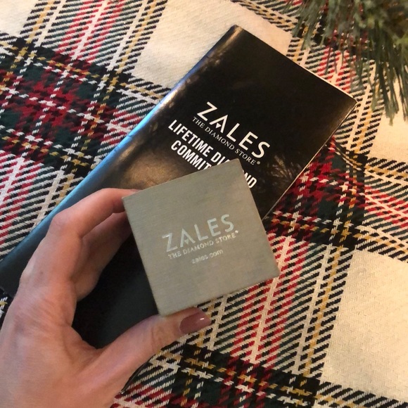 New Diamond Engagement Ring and Diamond Band - Picture 4 of 11